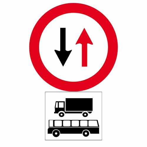 Circuland Cu Un Autoturism La Intalnirea Indicatorului Insoţit De